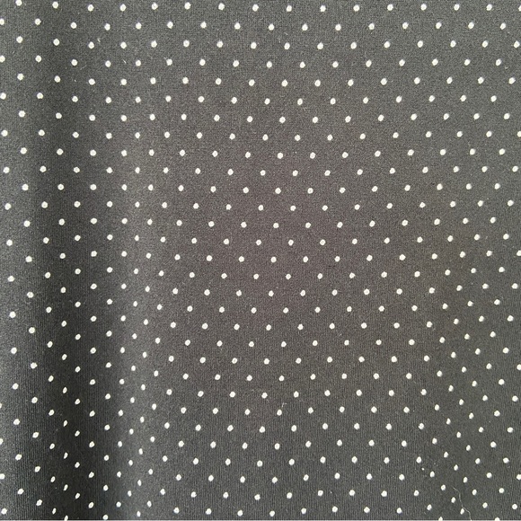 UNIQLO AIRism BLACK/WHITE POLKA DOT SHORT SLEEVED TSHIRT/TOP, SIZE MEDIUM - Picture 5 of 8